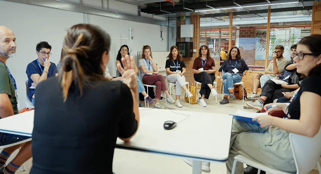 Miembros de cooperativas sentados en círculo durante una de las sesiones de trabajo sectoriales.